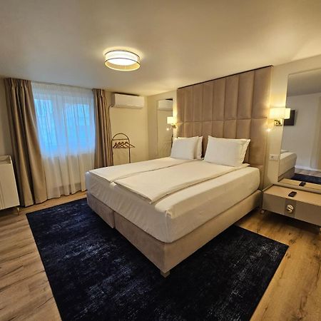 Hotel Queen Ramnicu Valcea Exterior foto